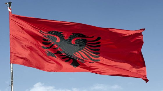 ما معنى ألوان علم ألبانيا؟
