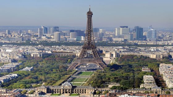 بم تشتهر مدينة باريس؟