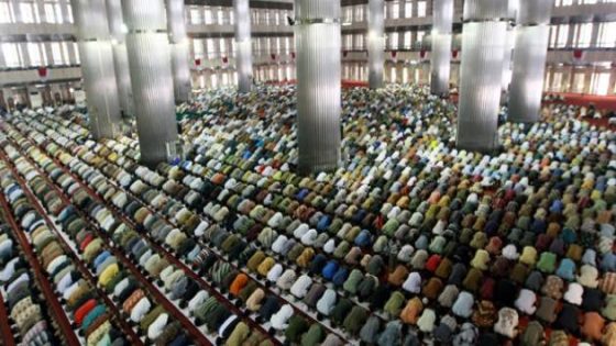 تعريف صلاة الجماعة وأهم فضائلها على المسلم