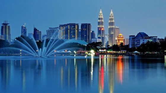 بم تشتهر دولة ماليزيا ؟