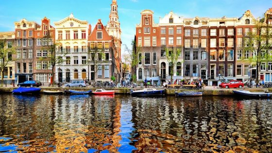 بماذا تشتهر مدينة أمستردام ؟