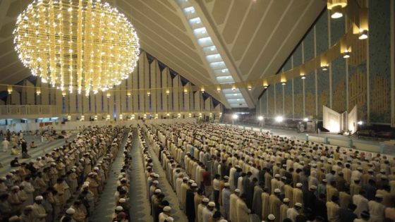 جمع المسلمين في صلاة التراويح في شهر رمضان