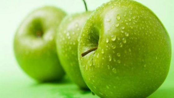 فوائد التفاح الأخضر وتناوله على الريق