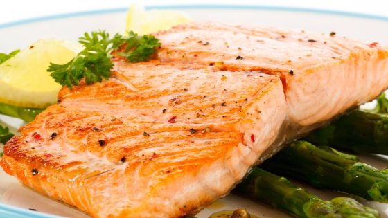 كيفية طبخ سمك السلمون بالبصل