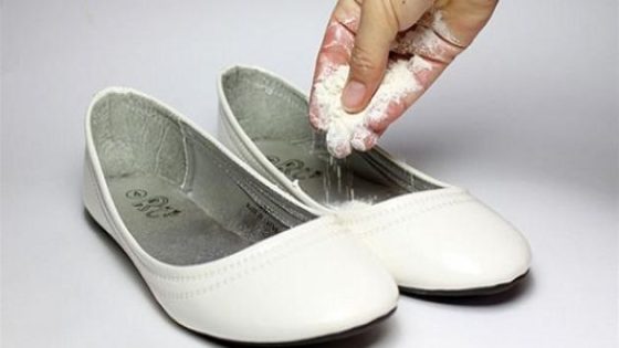 طريقة التخلص من رائحة الحذاء الكريهة