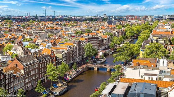 بم تشتهر مدينة أمستردام؟