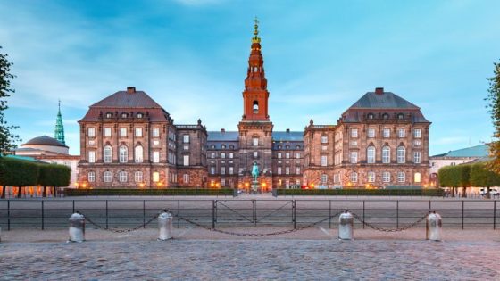 ما هو نظام الحكم في الدنمارك ؟